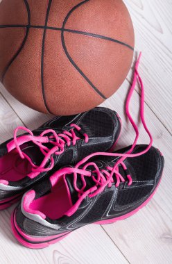 Sepeti spor ayakkabı ve top