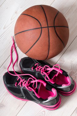 Sepeti spor ayakkabı ve top