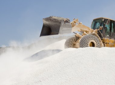 Mermer ocağında çalışan buldozer