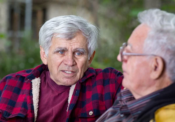 Senior mannen in park — Stockfoto