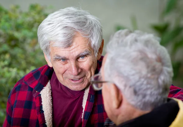 Senior mannen in park — Stockfoto