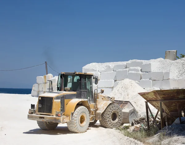 Bulldozer alla cava di marmo sull'isola — Foto Stock