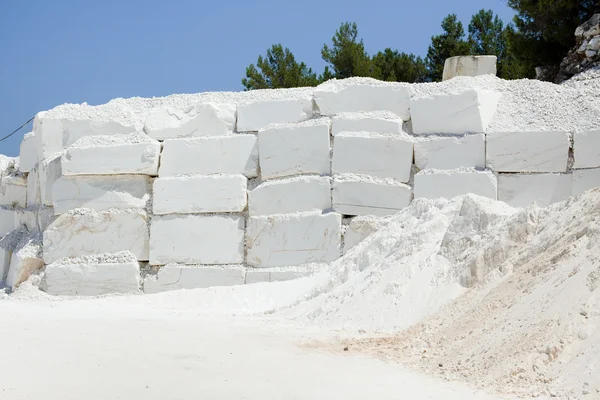 Cantera de mármol blanco en la costa del mar —  Fotos de Stock