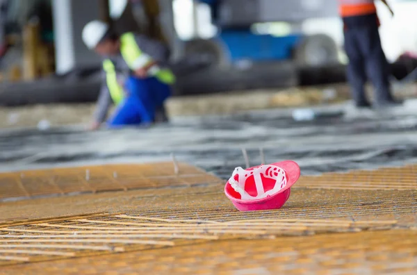 Casco su rete di rinforzo — Foto Stock