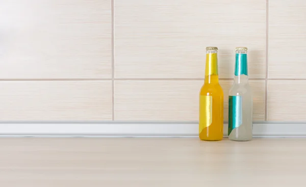 Flessen van drankje op keuken countertop — Stockfoto