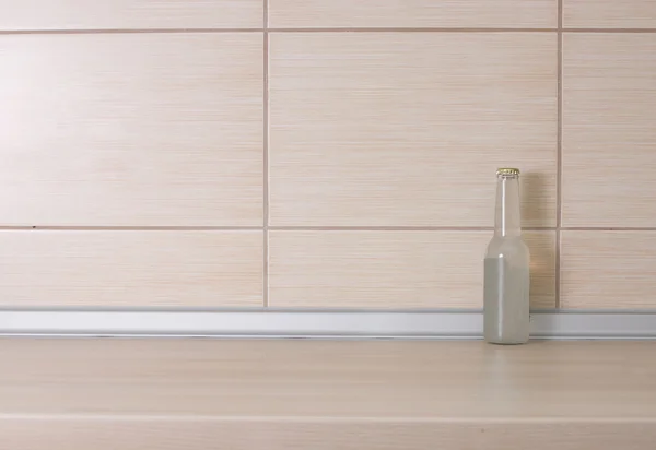 Botlel of drink on kitchen countertop — Stock Photo, Image