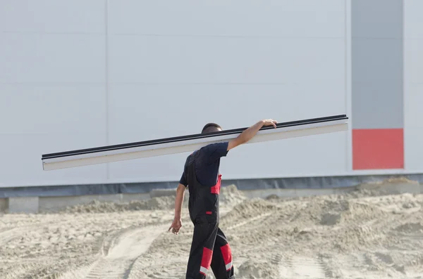 Trabajador portador de perfil metálico — Foto de Stock