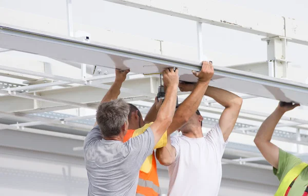 Lavoratori che installano tende — Foto Stock