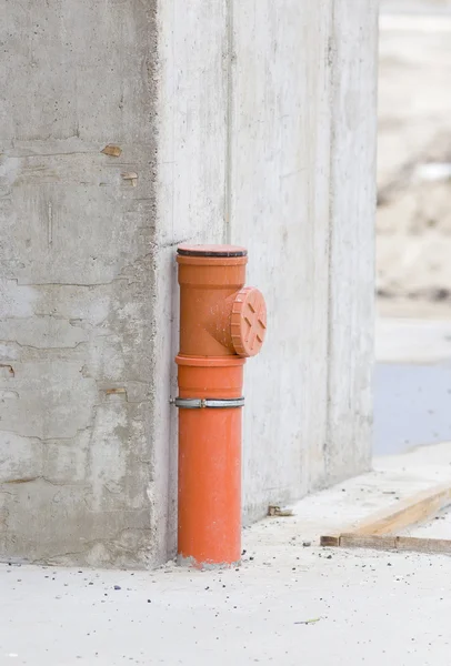 Rury kanalizacji w konstrukcji betonowej — Zdjęcie stockowe