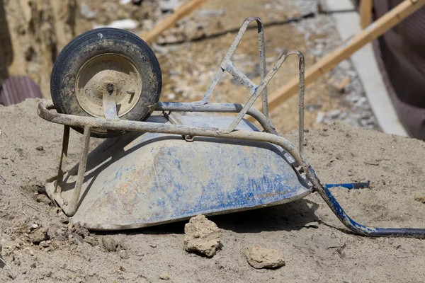 Schubkarre auf Baustelle — Stockfoto