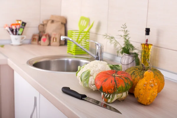 Calabazas decorativas en encimera de cocina —  Fotos de Stock