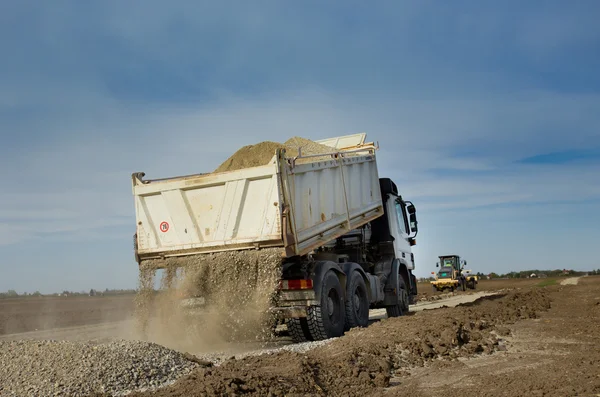 Vrachtwagen tippend grind — Stockfoto