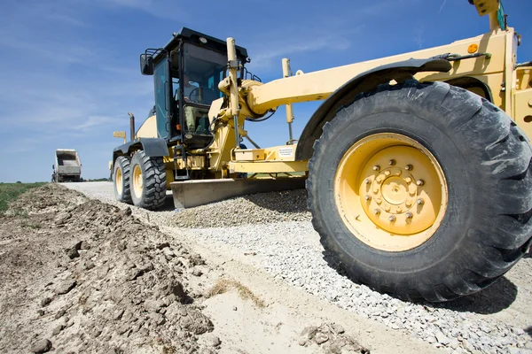 Grader trabalhando no nivelamento de cascalho — Fotografia de Stock