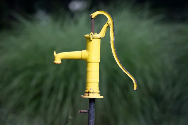 Water pompen goed — Stockfoto