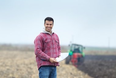 Sahada mutlu çiftçi