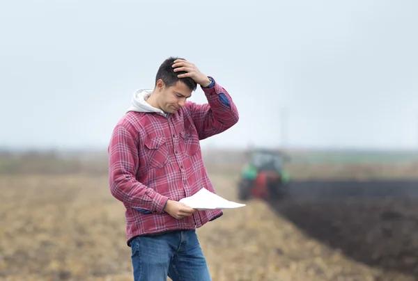 Besorgter Mann auf dem Feld — Stockfoto