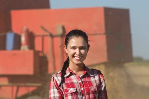 Smiling girl in the field — Stock Photo, Image