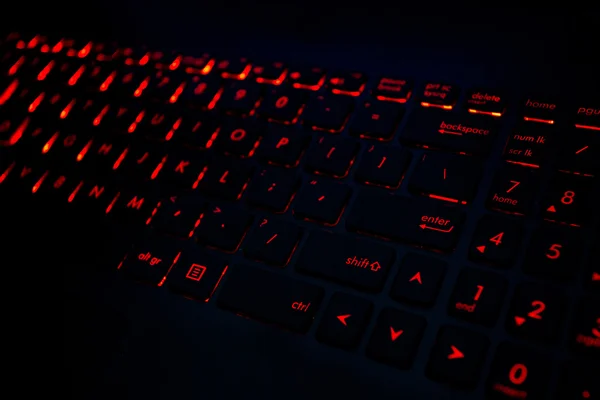 Röd bakgrundsbelysning på tangentbord — Stockfoto