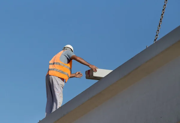 Trabalhador de altura colocando treliça no esqueleto do edifício — Fotografia de Stock