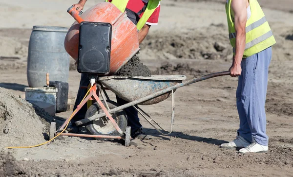 Arbetstagare med betongblandare — Stockfoto