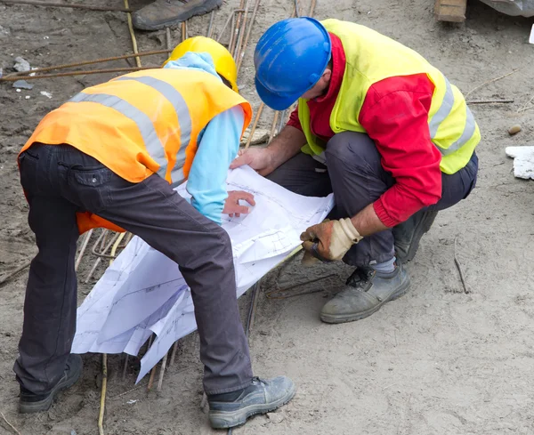 Byggnadsarbetare läsning plan — Stockfoto