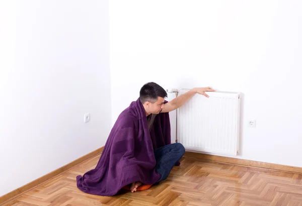 Hombre con manta al lado del calentador — Foto de Stock