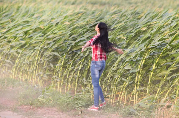 Mädchen im Wind — Stockfoto