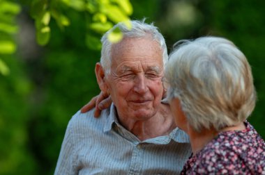 İki yaşlı birey, yemyeşil bahçede oturmuş, gün boyunca derin ve anlamlı bir sohbete dalıyorlar.