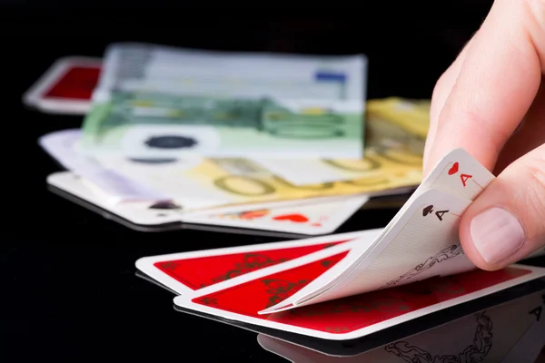 Spielkarten und Geld — Stockfoto