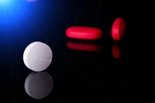 Pílulas em fundo preto — Fotografia de Stock