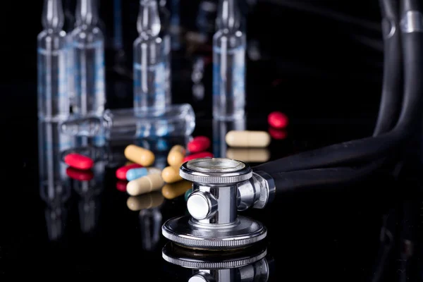 Stethoscop และยาเสพติด — ภาพถ่ายสต็อก