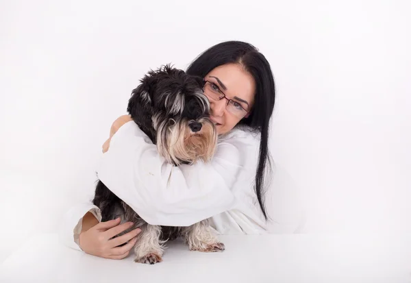 Kvinna veterinären med dvärgschnauzer — Stockfoto