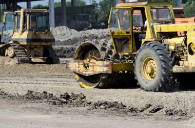 Rulo Kompaktör inşaat sahasında