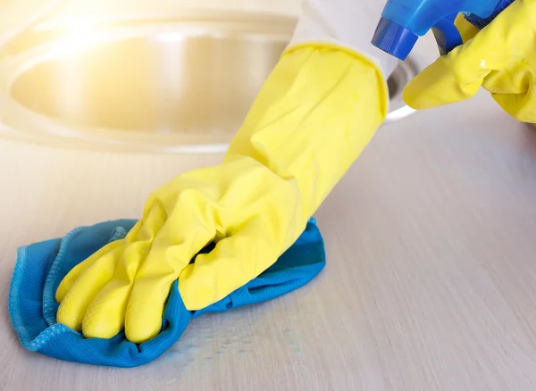 Cleaning kitchen countertop — Stock Photo, Image