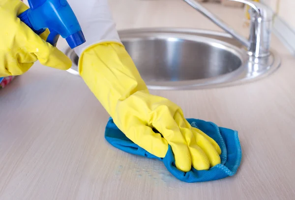 Cleaning kitchen countertop — Stock Photo, Image