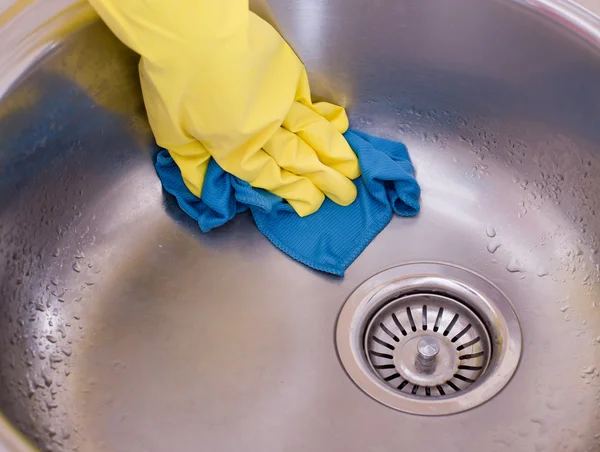 Cleaning kitchen sink — Stock Photo, Image