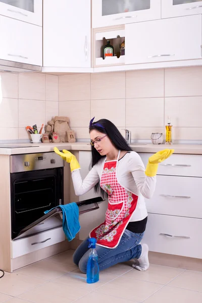 Mulher forno de limpeza — Fotografia de Stock