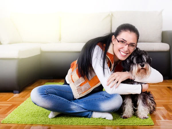 Meisje met hond in de kamer — Stockfoto