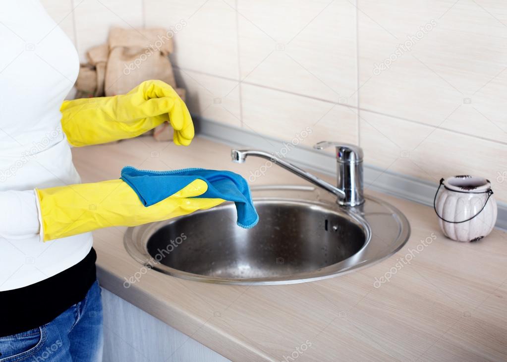 Cleaning kitchen countertop