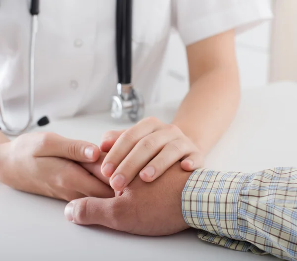 Hand des Arztes und des Patienten — Stockfoto