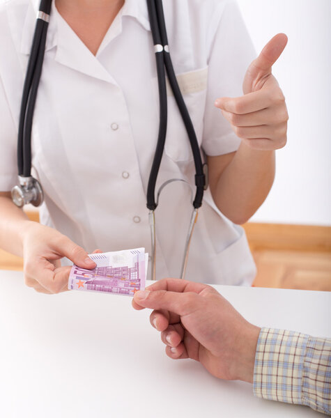 Мужчина подкупает женщину-врача
