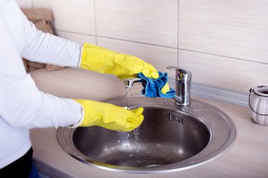 Mutfak lavabo ve musluk Temizleme