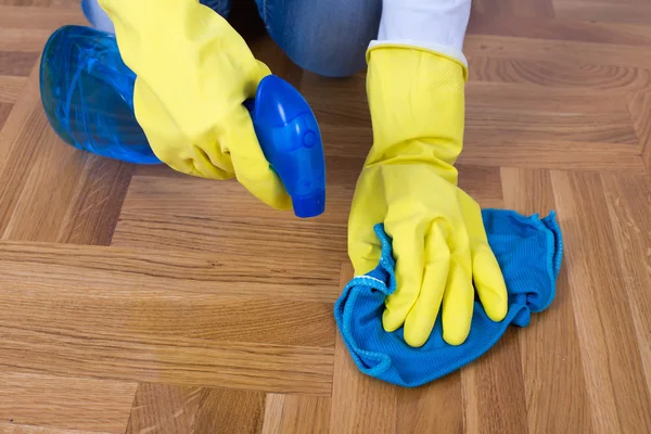 Woman leaning parquet — Stock Photo, Image