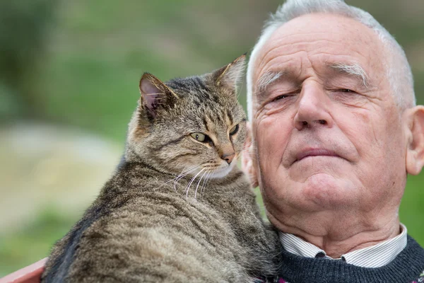 Homem sênior com gato — Fotografia de Stock