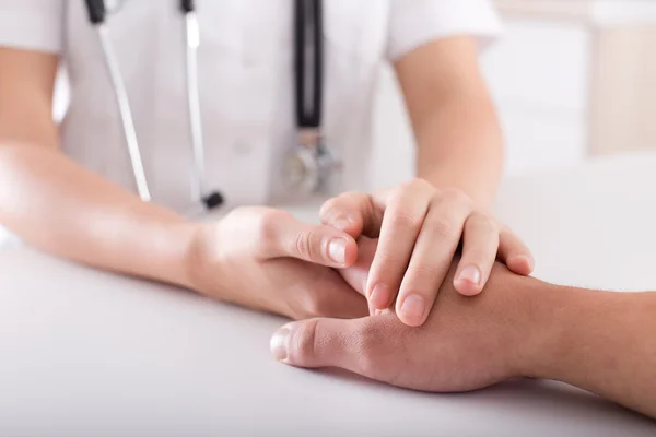 Läkarens och patientens hand — Stockfoto