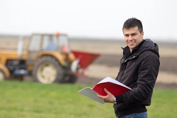 Agricultor satisfecho en el campo — Foto de Stock