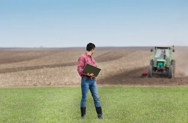 Agriculteur avec ordinateur portable sur le terrain — Photo