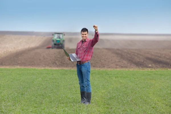 Agricoltore soddisfatto in campo — Foto Stock