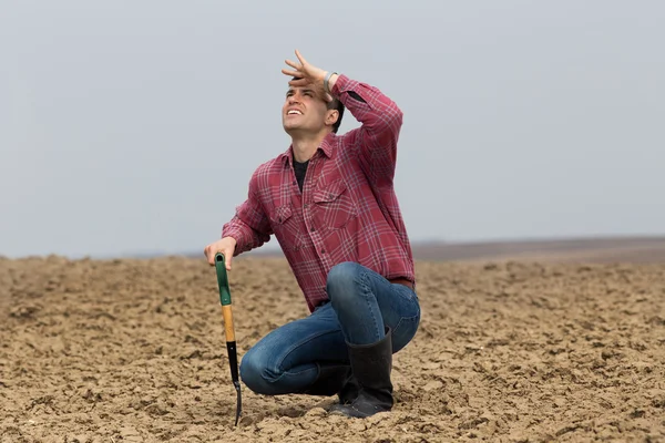 Bauer wartet auf Regen — Stockfoto