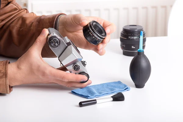 Old camera and lens in male hand — Stock Photo, Image